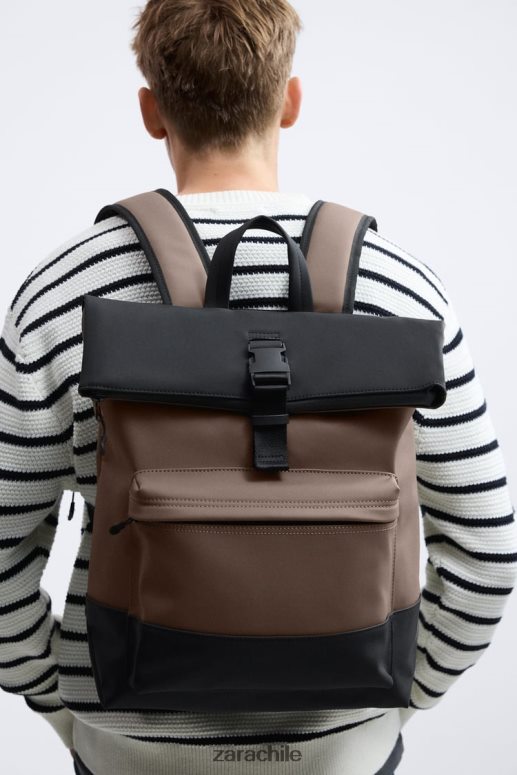 accesorios cl Zara hombres mochila con solapa de goma marrón arena JJ06N41347