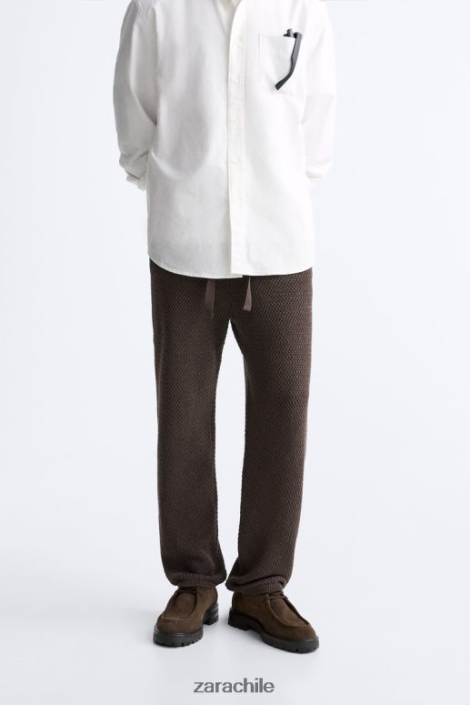 ropa cl Zara hombres pantalones con textura de crochet chocolate JJ06N4959