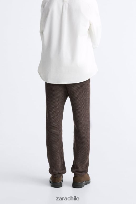 ropa cl Zara hombres pantalones con textura de crochet chocolate JJ06N4959