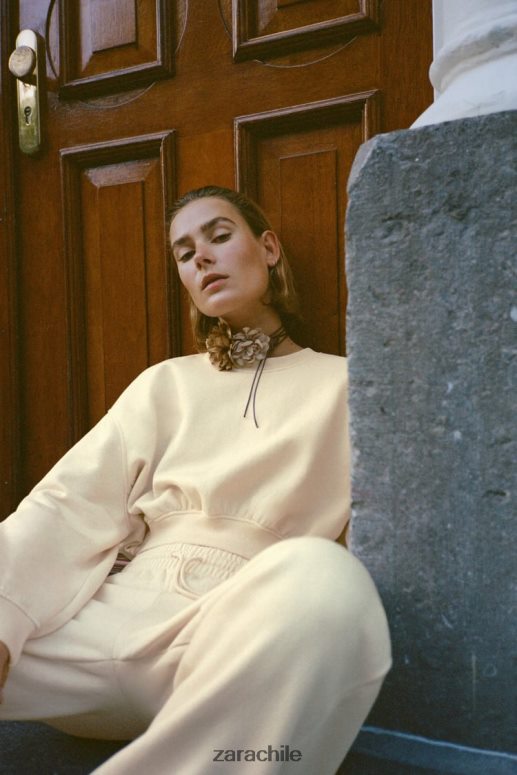 ropa cl Zara mujer sudadera corta básica vainilla JJ06N4945