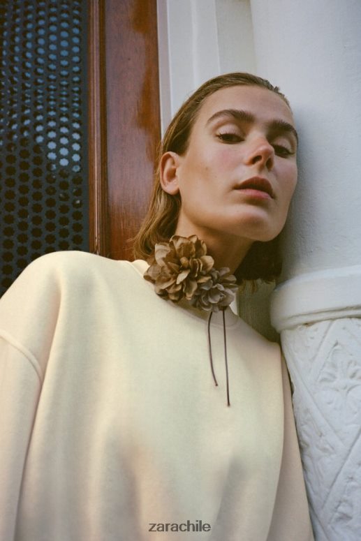 ropa cl Zara mujer sudadera corta básica vainilla JJ06N4945