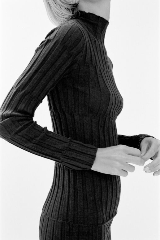 ropa cl Zara mujer vestido de punto de canalé con cuello alto gris antracita JJ06N4227