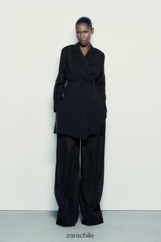 ropa cl Zara mujer blusa minimalista con cinturón negro JJ06N4370