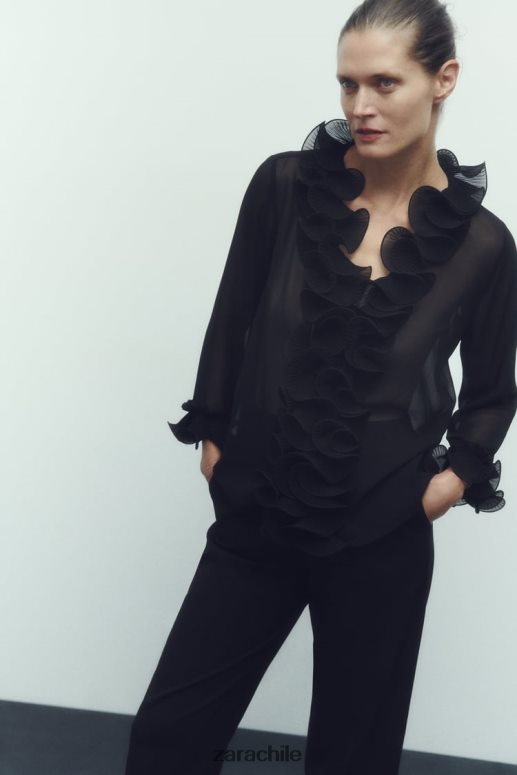 ropa cl Zara mujer blusa semitransparente con volantes plisados negro JJ06N4337