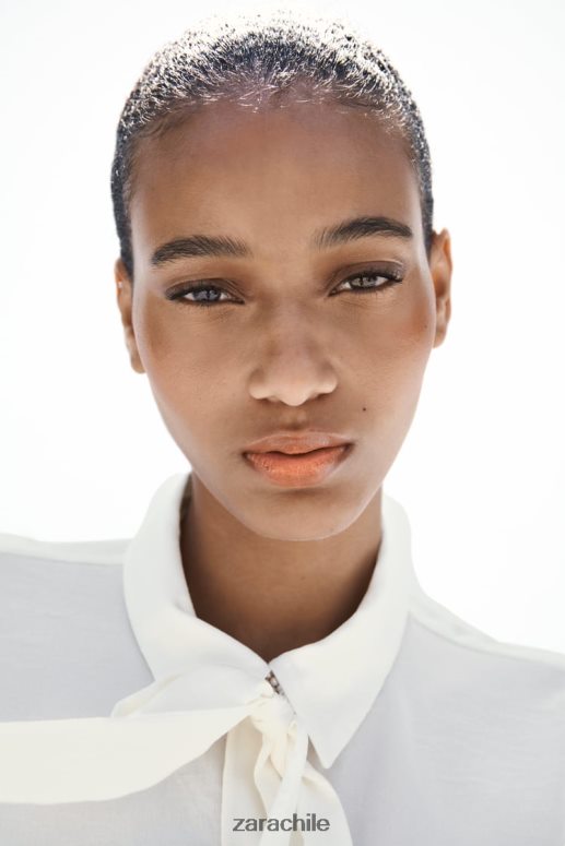 ropa cl Zara mujer camisa con cuello con lazo y botones de perlas crudo JJ06N4381