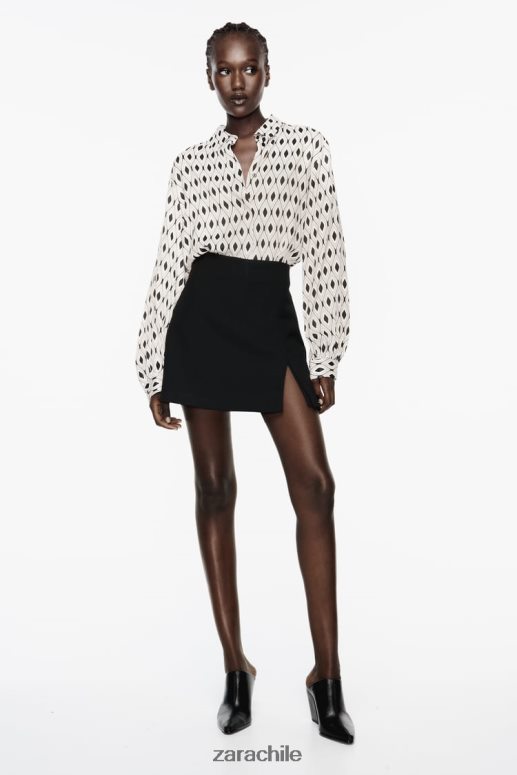 ropa cl Zara mujer camisa de satén con estampado geométrico crudo/negro JJ06N4331