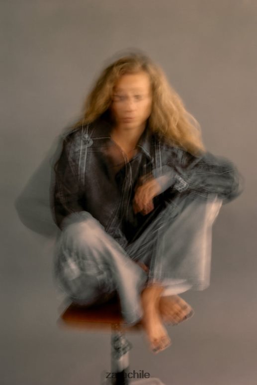 ropa cl Zara mujer chaqueta motera de piel sintética desgastada gris JJ06N418