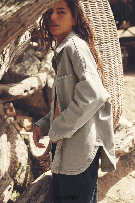 ropa cl Zara mujer sobrecamisa oversize con bolsillos caqui medio JJ06N459